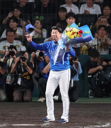 　花束を受け取り場内のファンに手を振る三浦監督（撮影・立川洋一郎）