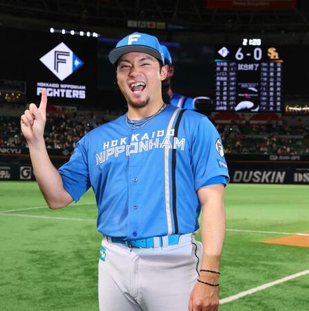 　１勝目の「１」のポーズで雄たけびを上げる伊藤（撮影・中島達哉）