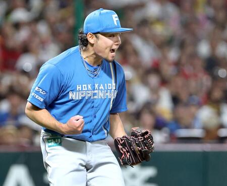 　４回、野村を空振り三振に仕留め、ほえる伊藤