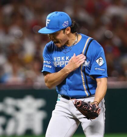 　４回、野村を三振に仕留め、雄たけびを上げる伊藤（撮影・中島達哉）