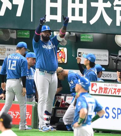 　４回、左越えソロを放ち、レフトスタンドの声援に応えるレイエス（撮影・伊藤笙子）