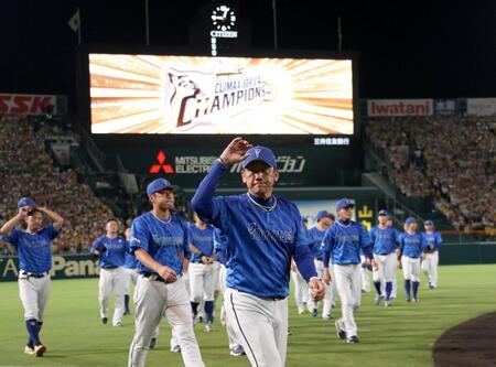 　阪神に敗れ、スタンドのファンにあいさつする三浦監督（手前中央）＝撮影・北村雅宏