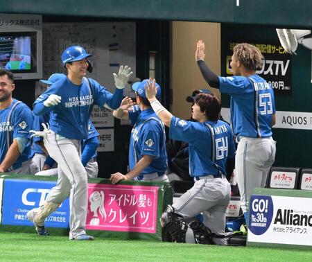 　７回、左越えソロを放ち、笑顔で迎えられる山県（左）＝撮影・伊藤笙子