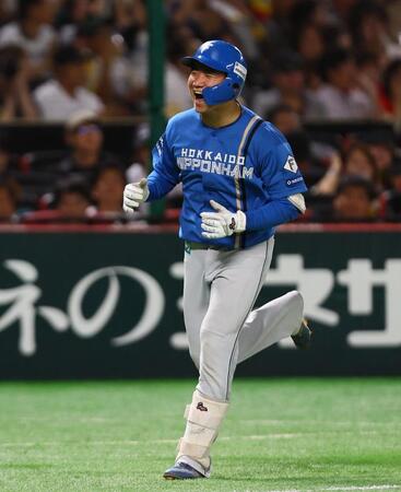 　７回、ソロを放ち、笑顔でダイヤモンドを回る山県（撮影・中島達哉）