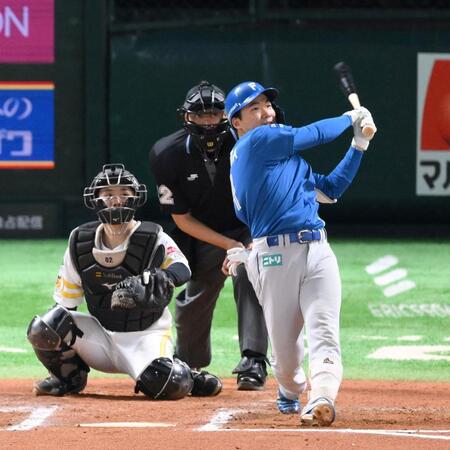 　７回、左越えソロを放つ山県（撮影・伊藤笙子）