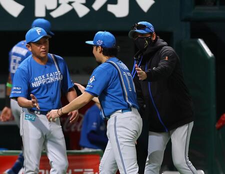 　伊藤（中央）を迎える新庄監督（右）＝撮影・中島達哉