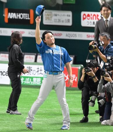 　ヒーローインタビューを終え、レフトスタンドの声援に応える伊藤（撮影・伊藤笙子）