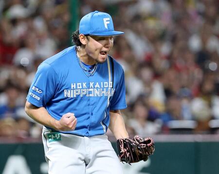 　４回、野村を空振り三振に仕留め、ほえる伊藤