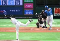 　４回、上沢（手前）から左越えソロを放つレイエス（撮影・伊藤笙子）