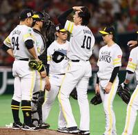 　４回、マウンドに集まる上沢（中央）らソフトバンクナイン（撮影・中島達哉）