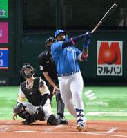 　４回、左越えソロを放つレイエス（撮影・伊藤笙子）