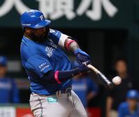 　４回、ソロを放つレイエス（撮影・中島達哉）