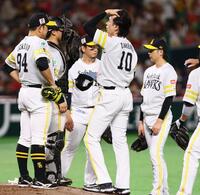 　４回、マウンドに集まる上沢（中央）らソフトバンクナイン（撮影・中島達哉）