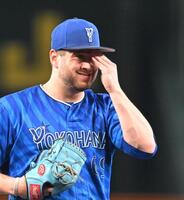 　マウンドで汗をぬぐうケイ（撮影・飯室逸平）