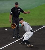 　１回、佐藤輝は桑原のゴロを捕球し一塁への送球が悪送球になる（撮影・山口登）