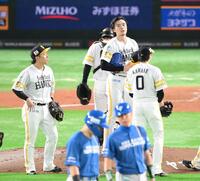 　４回、ピンチを背負い、ナインに声をかけられる上沢（中央）＝撮影・伊藤笙子