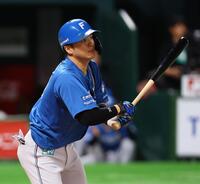 　１回、先制となる右犠飛を放つ郡司（撮影・中島達哉）