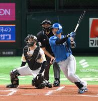 　１回、上沢から先制の右犠飛を放つ郡司（撮影・伊藤笙子）