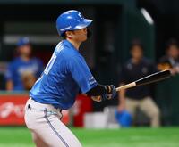 　７回、走者一掃の適時二塁打を放つ郡司（撮影・中島達哉）