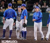 　５回裏、先発ケイ（左）の降板を告げた三浦監督