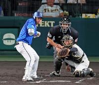 　３回、見逃し三振に倒れる石上（撮影・立川洋一郎）