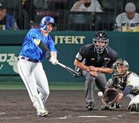 　４回、空振り三振に倒れる佐野（撮影・立川洋一郎）