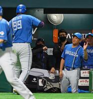 　４回、ソロを放ったレイエス（９９）を迎える新庄監督（中央）＝撮影・中島達哉