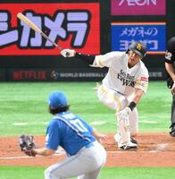 　８回、伊藤（手前）の前に空振り三振を喫する柳田（撮影・伊藤笙子）