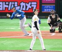 　７回、山県（奥）に左越えソロを浴びる上沢（撮影・伊藤笙子）