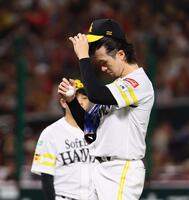 　４回、追加点を許し、汗をぬぐう上沢（撮影・中島達哉）