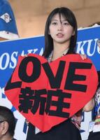 　レフトスタンドで応援するモーニング娘。’２５・牧野真莉愛（撮影・伊藤笙子）