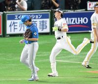　５回、２打席連続で伊藤（左）への投ゴロに倒れ、苦笑いの周東（撮影・伊藤笙子）