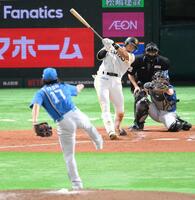 　３回、伊藤（手前）の前に空振り三振に倒れる柳田（撮影・伊藤笙子）