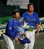 　今季で退任する三浦監督（右は相川コーチ）＝撮影・山口登