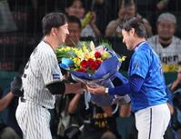 　藤川監督（左）から花束を受け取る三浦監督（撮影・立川洋一郎）