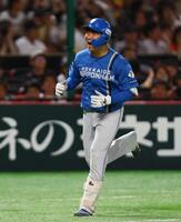 　７回、ソロを放ち、笑顔でダイヤモンドを回る山県（撮影・中島達哉）