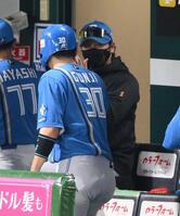 　７回、３点適時二塁打を放った郡司（手前）とベンチでたたえる新庄監督（撮影・伊藤笙子）