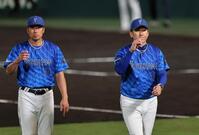 　あいさつする三浦監督（右）と相川コーチ（撮影・田中太一）