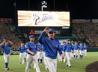 　阪神に敗れ、スタンドのファンにあいさつする三浦監督（手前中央）＝撮影・北村雅宏