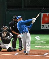 　７回、左越えソロを放つ山県