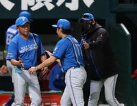 　伊藤（中央）を迎える新庄監督（右）＝撮影・中島達哉