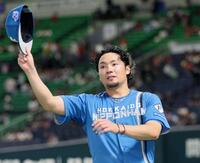 　ヒーローインタビューを終え、ファンの声援に応える伊藤