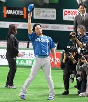 　ヒーローインタビューを終え、レフトスタンドの声援に応える伊藤（撮影・伊藤笙子）