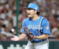 　４回、野村を空振り三振に仕留め、ほえる伊藤