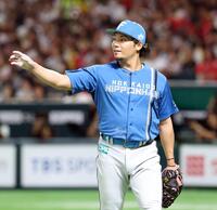 　１回を無失点で終え、ベンチへ引き揚げる伊藤