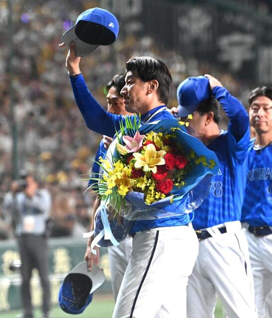 退任のDeNA・三浦監督は涙「終わった」「幸せでした」甲子園の三浦 