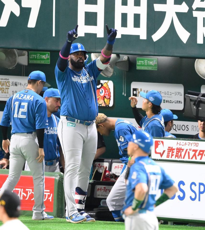 　４回、左越えソロを放ち、レフトスタンドの声援に応えるレイエス（撮影・伊藤笙子）