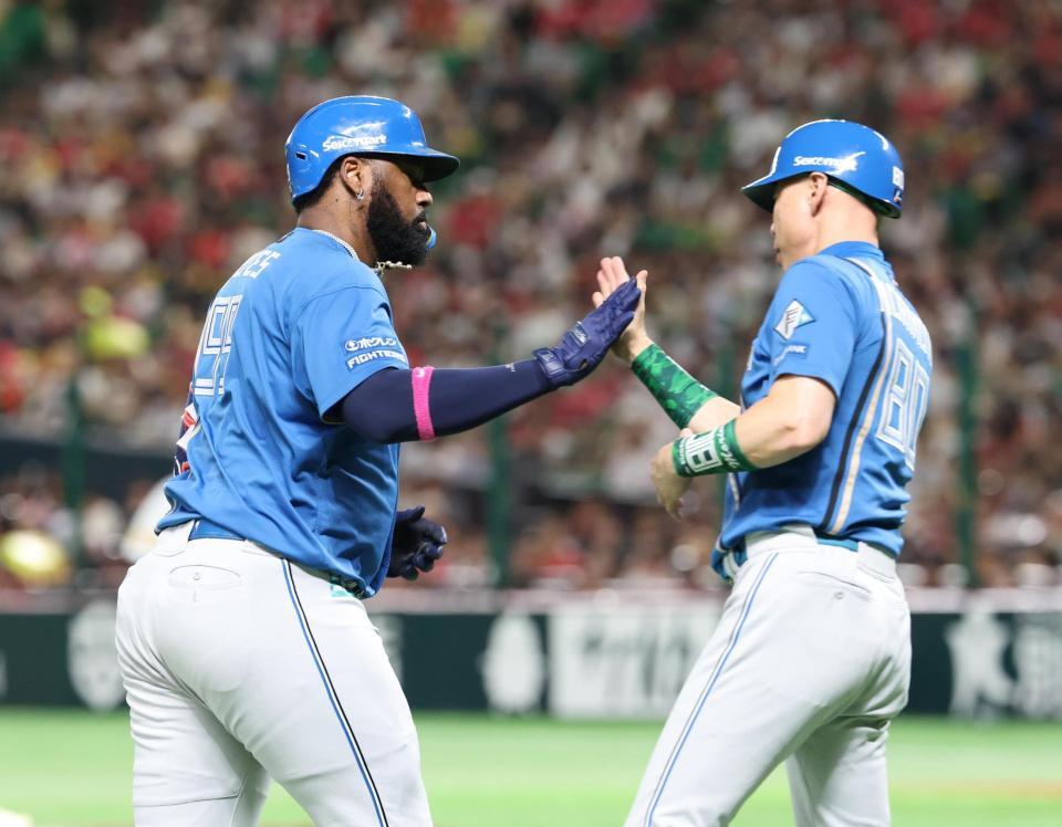 　４回、ソロ本塁打を放ち森本コーチとタッチするレイエス（左）