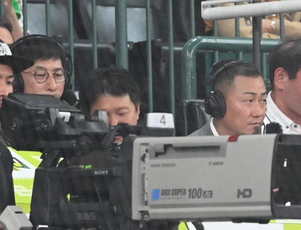 　テレビの解説をする中田翔さん（右）、矢野燿大さん（左）