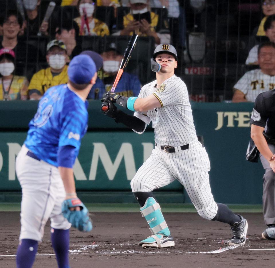 　１回、先制３ランを放つ佐藤輝